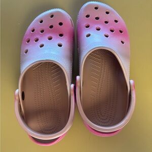 Crocs Women’s Pink Marble Clogs